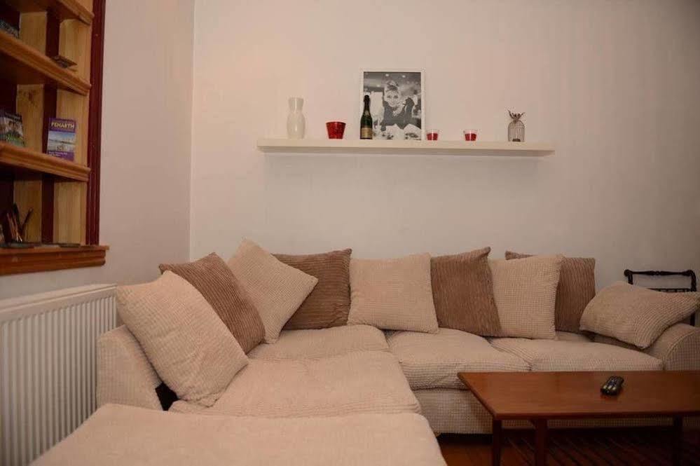 F3 2 Bedroomed Town House - Free Parking - Super 150 Mbps Wifi Near Gavin N Stacey Film House - 1 Free Dog Allowed Бари Екстериор снимка