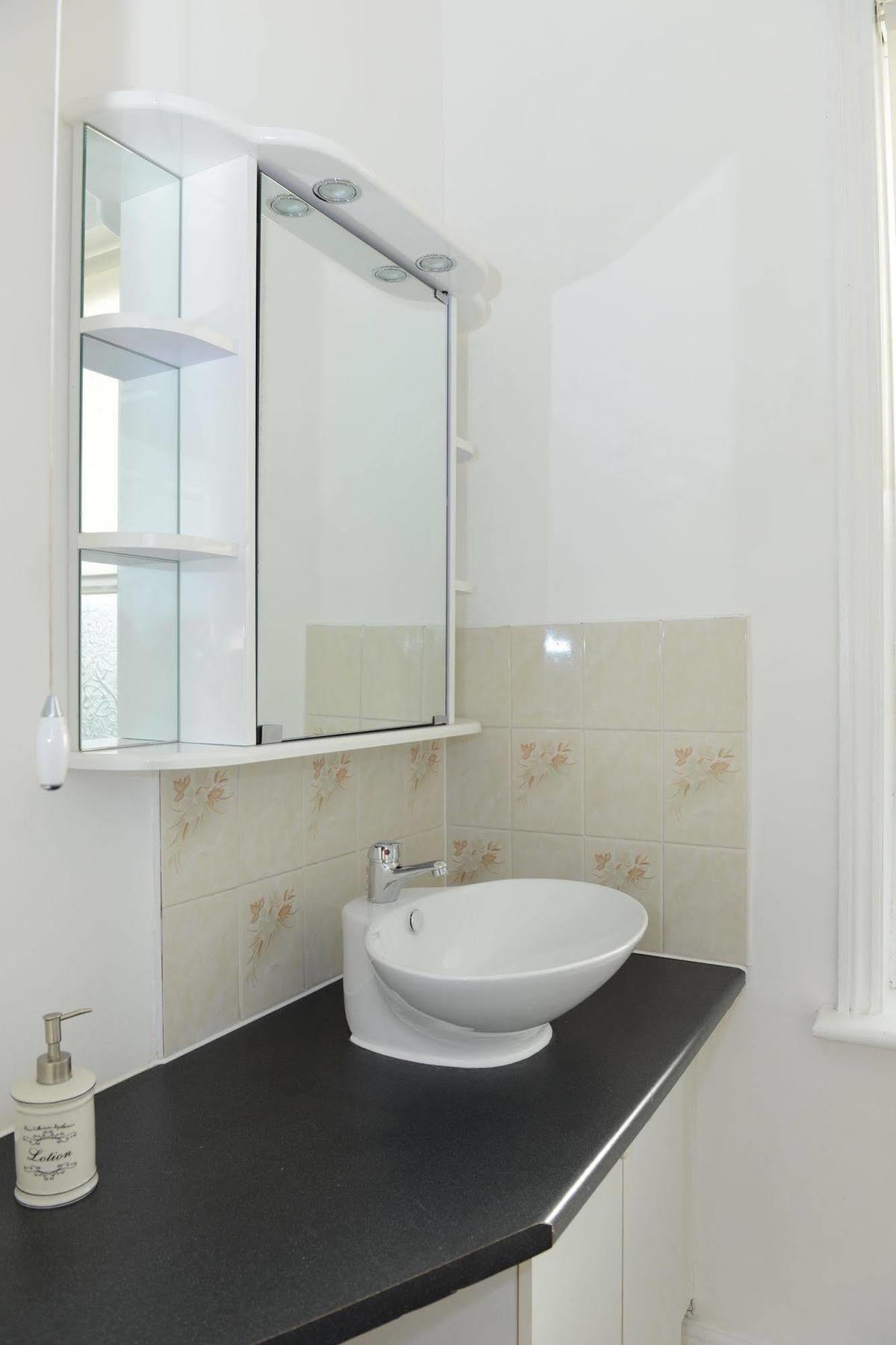 F3 2 Bedroomed Town House - Free Parking - Super 150 Mbps Wifi Near Gavin N Stacey Film House - 1 Free Dog Allowed Бари Екстериор снимка