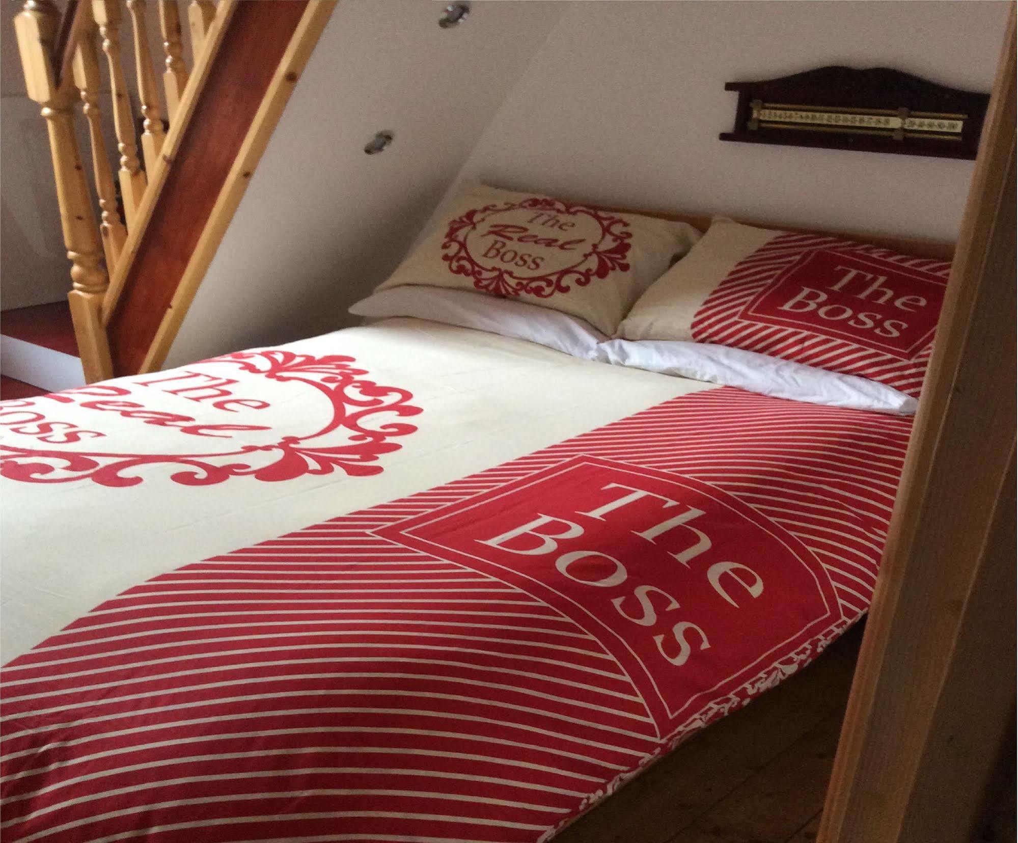 F3 2 Bedroomed Town House - Free Parking - Super 150 Mbps Wifi Near Gavin N Stacey Film House - 1 Free Dog Allowed Бари Екстериор снимка